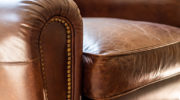 detail-fauteuil-cuir-gite-le-bono-manoir-du-guern-pluvigner