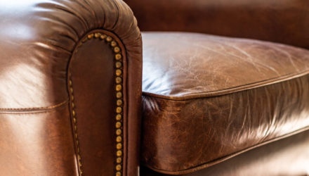 detail-fauteuil-cuir-gite-le-bono-manoir-du-guern-pluvigner