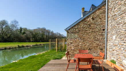 terrasse-vue-douves-gite-lerdeven-manoir-du-guern-pluvigner