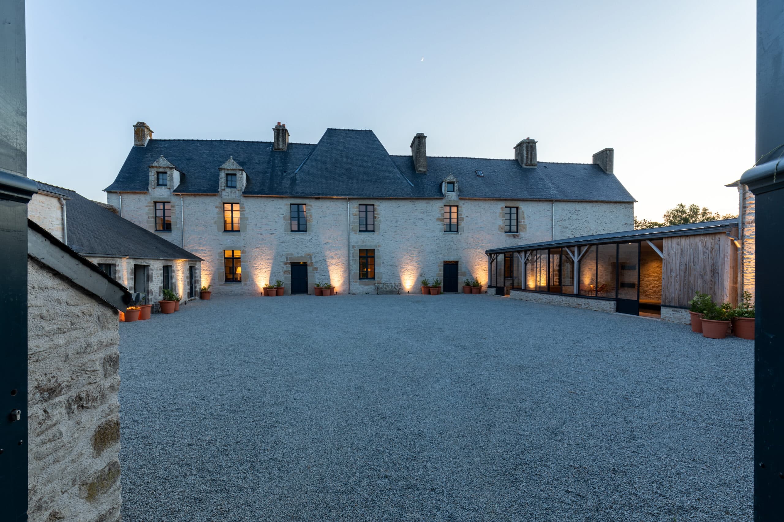 La cour avant du manoir du guern après les travaux