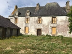 la cour avant du manoir du guern à Pluvigner avant les travaux