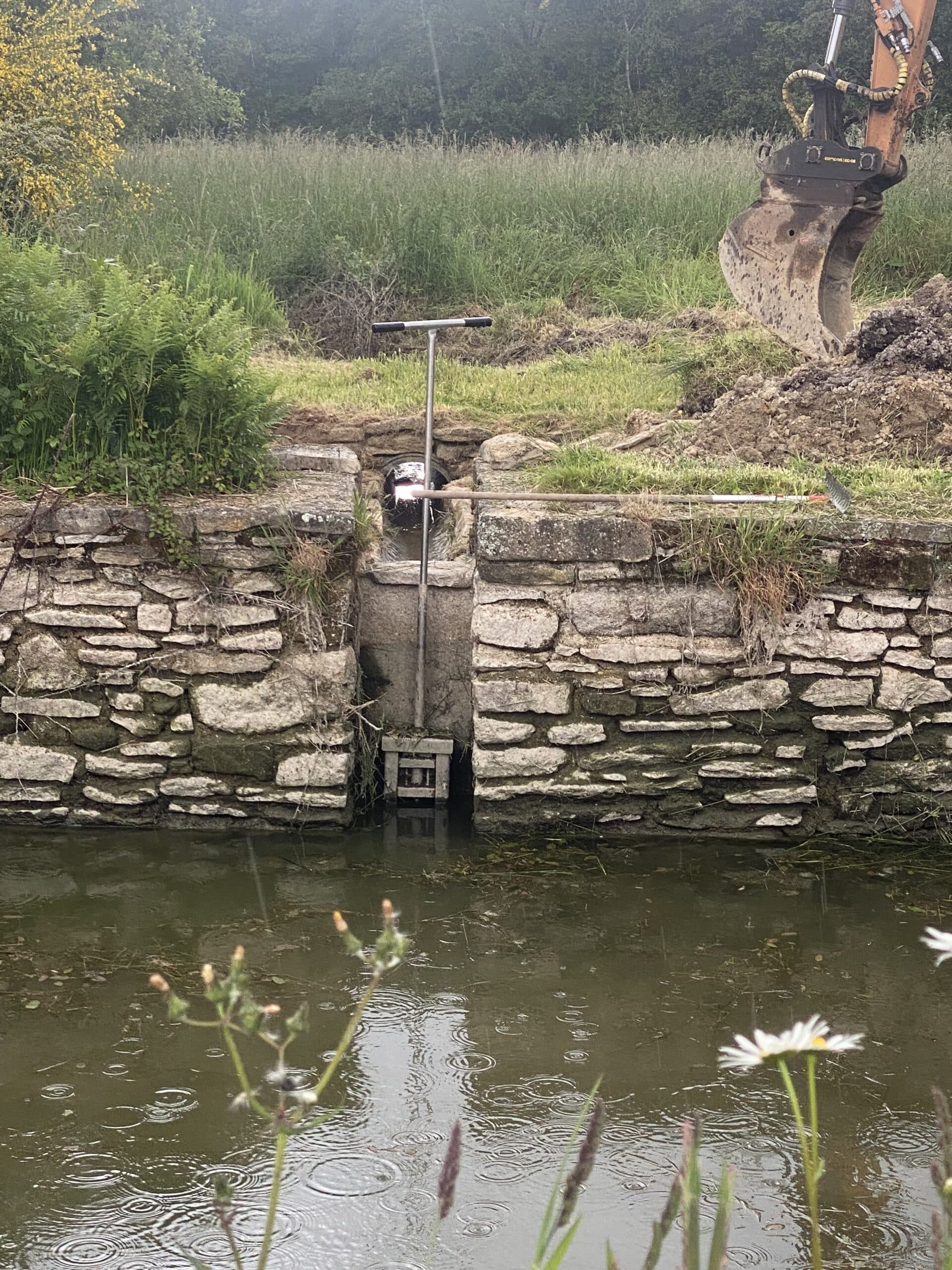 ouverture de la vanne pour vider les douves du manoir du guern